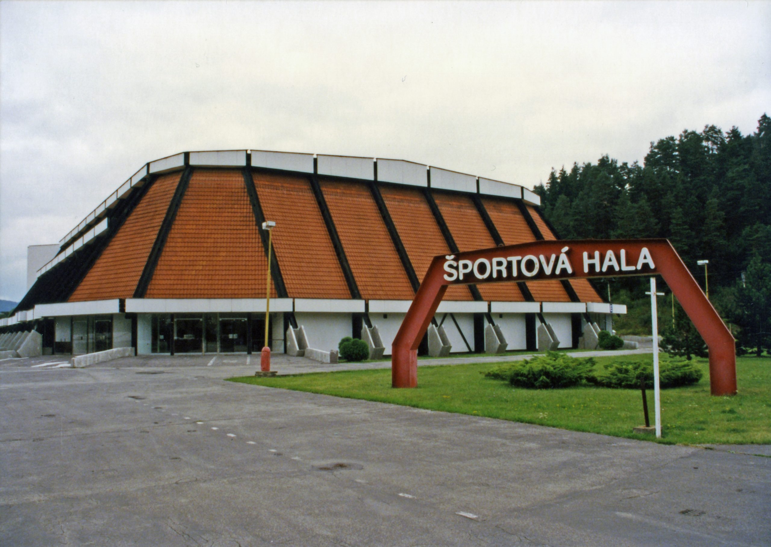1988SportHalaPovBystrica-exterier